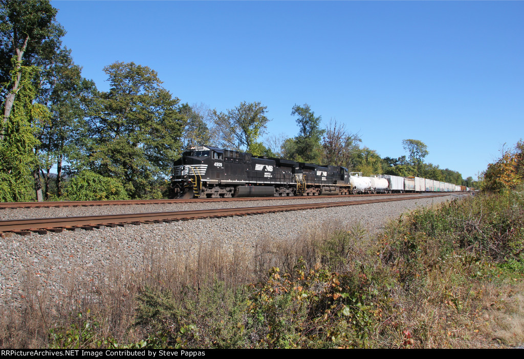 NS 4909 and 4871 leadiing train 33A west through Cove PA